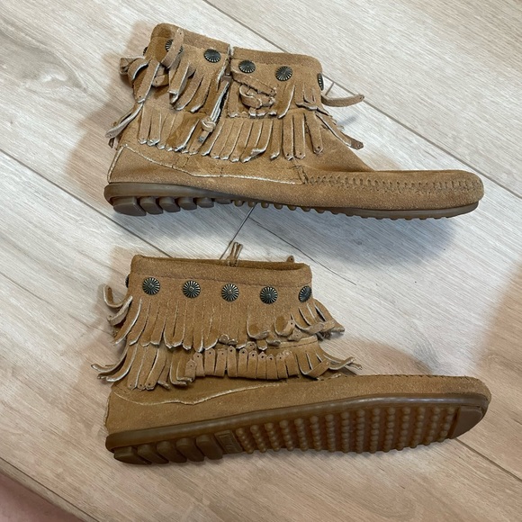 Minnetonka Double Fringe Side Zip Bootie - Picture 5 of 5